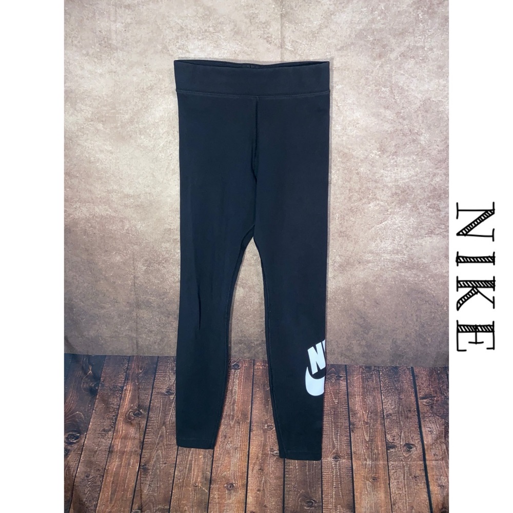 Nike~Sportswear Classics~Women's High-Waisted Graphic Leggings~Size Medium~EUC